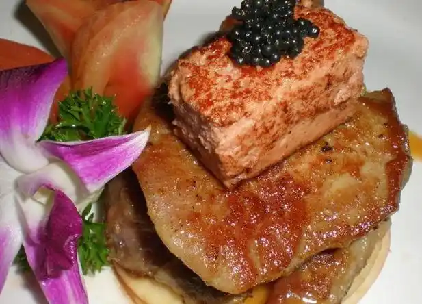 鹅肝酱,世界三大美食之一,法国最为著名的美食,制作有点残忍,在过去