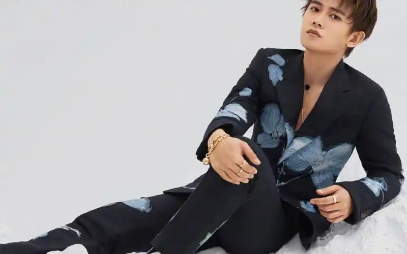 壁纸>明星>大陆明星>任嘉伦九号摩登时尚封面大片写真> > 电脑壁纸 >