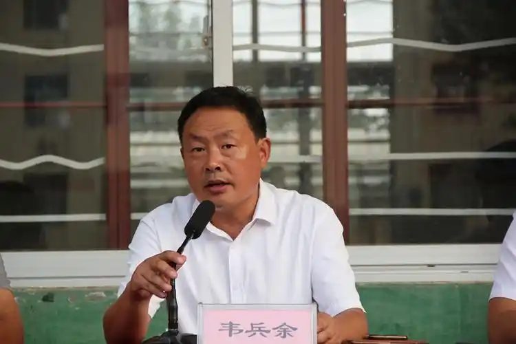 校长韦兵余为全体师生致辞