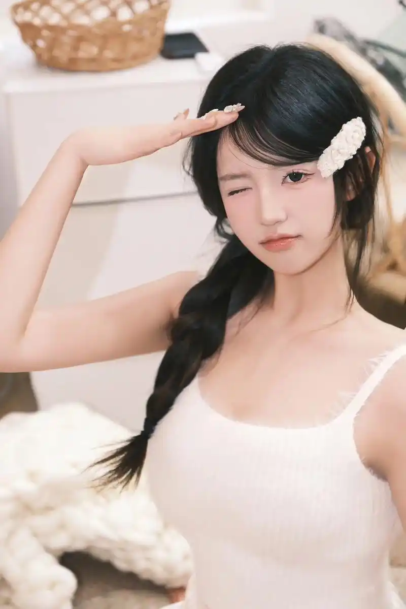 为什么不是我最爱的草莓酱呢#圆圆脸 #少女写真 #居家拍照 - 抖音