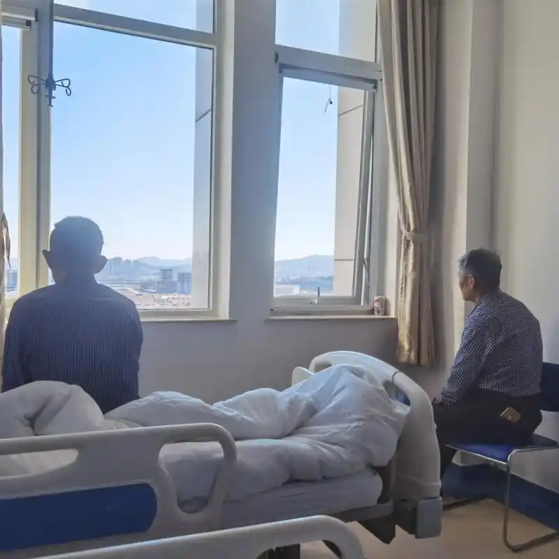 最美不过夕阳红,温馨又从容,这是在医院拍的一张照片