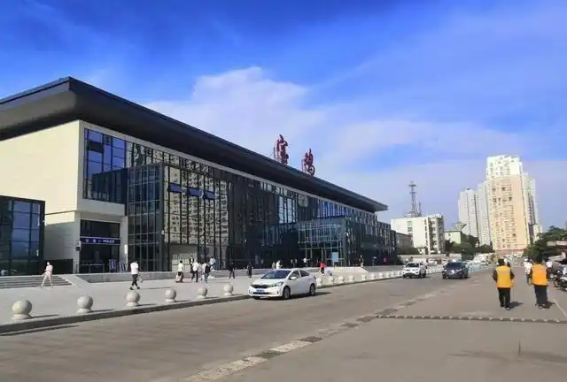 宝鸡火车站3个月改造完成 候车厅宽敞明亮 全玻璃幕墙彰显现代化