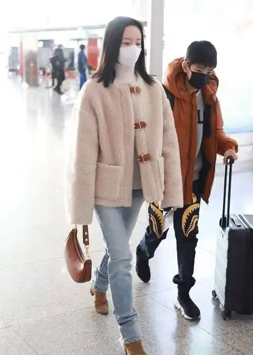 董洁真懂"时髦"穿搭,牛仔风衣叠穿衬衫洋气减龄,年轻10岁_方式_效果