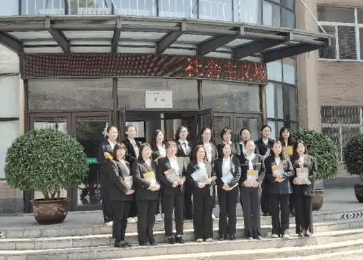 【弘扬劳模精神 引领时代发展】辽阳市第十二中学班主任教师团队:劳动