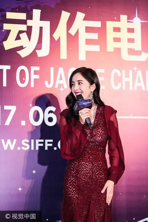 恭喜大幂幂!杨幂摘得最佳动作女演员 一袭红裙美艳动人