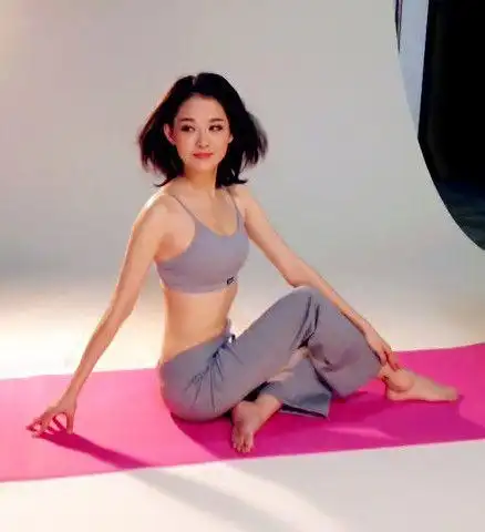 图刘滢拍摄杂志大片高难度柔韧性展现平坦小腹