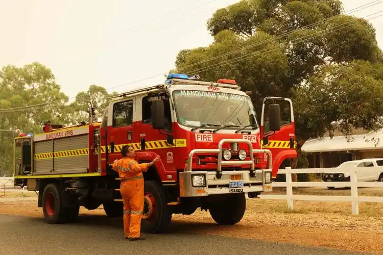 2月2日,消防员在澳大利亚珀斯的山火现场工作.新华社/路透