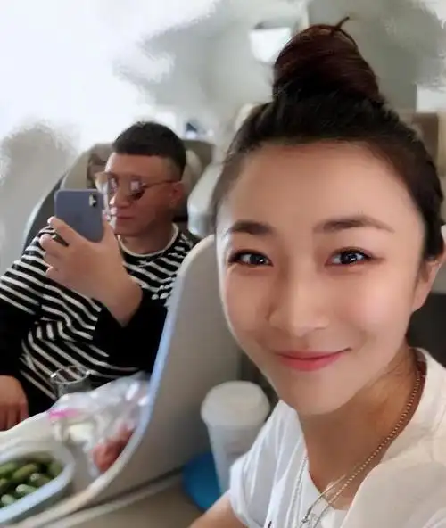 获美女粉丝挽手合照,笑得满面春风|演员|比耶|王骏迪_网易订阅