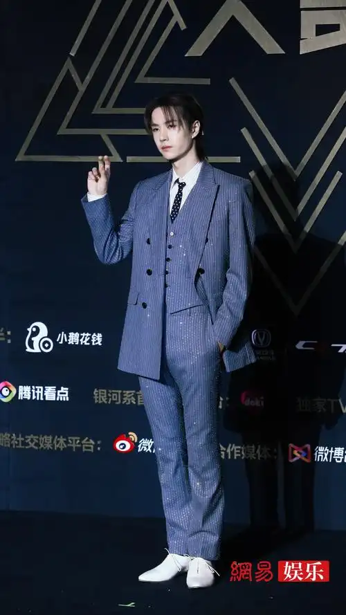 王一博星光西装# 王一博身穿蓝灰色星光西装现身#星光大赏# ,浦质