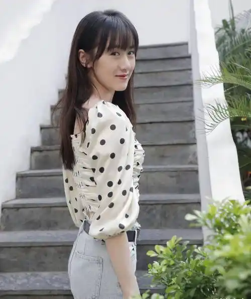 袁冰妍28岁还能演高中生,穿波点上衣牛仔裤,配齐刘海清纯甜美_少女