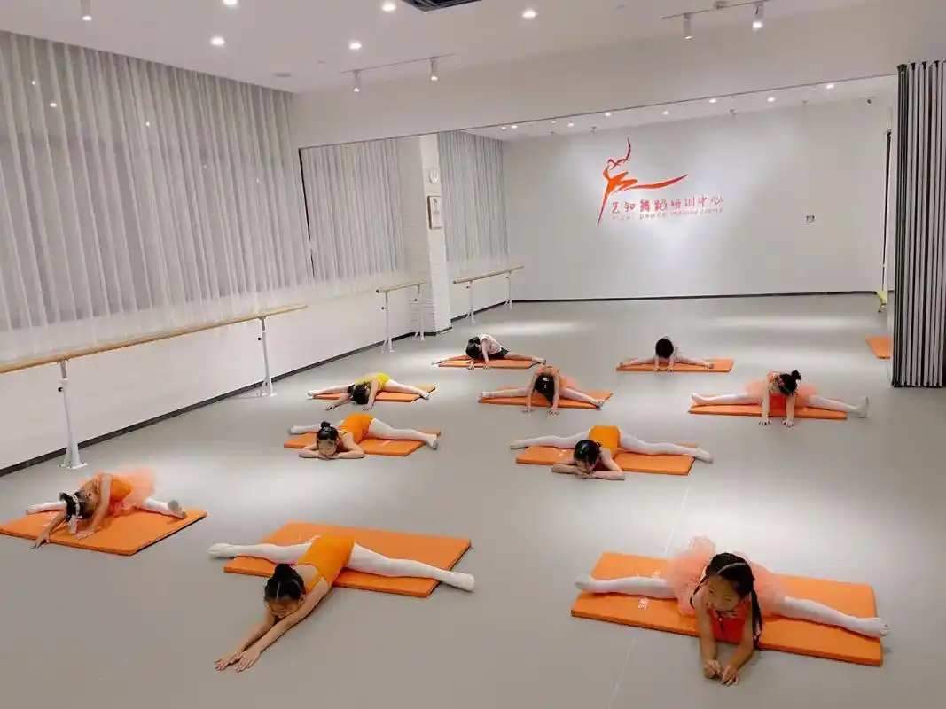 少儿舞蹈培训中心.9999   记录艺知萌宝们周末上课的时光 - 抖音