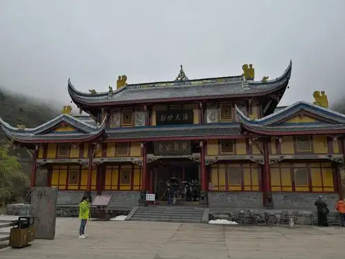 坐落在山中的黄龙古寺.