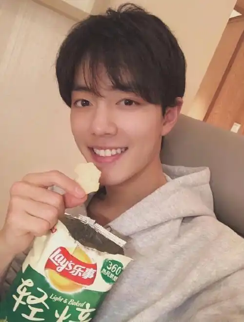 一组肖战早期自拍照合集