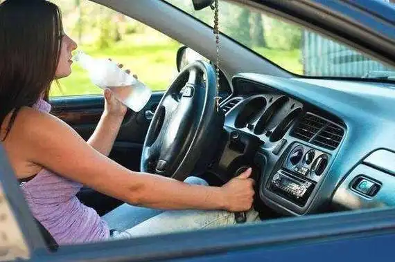 女司机高速"尿急",路边紧急停车,小孩看到都红了脸|警示牌|应急车道