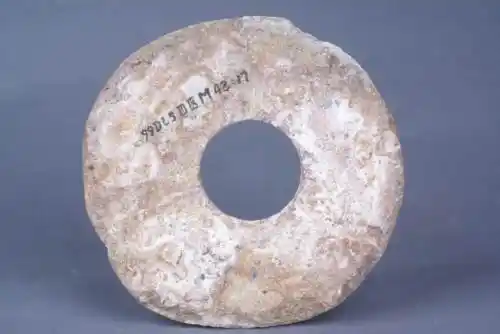 商洛市博物馆收藏的这件玉璧,质地为白玉,形状为环状扁平体,中间有一