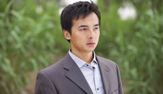 他曾和周迅飙戏却至今不红,转行做导演让剧中主演爆火_刘栋