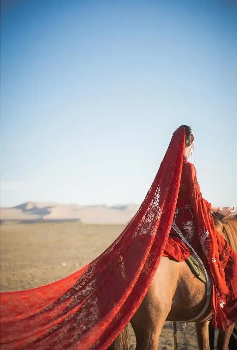 汉服古风:望着那个沙漠里的背景,我始终无法忘记你坚定的眼神