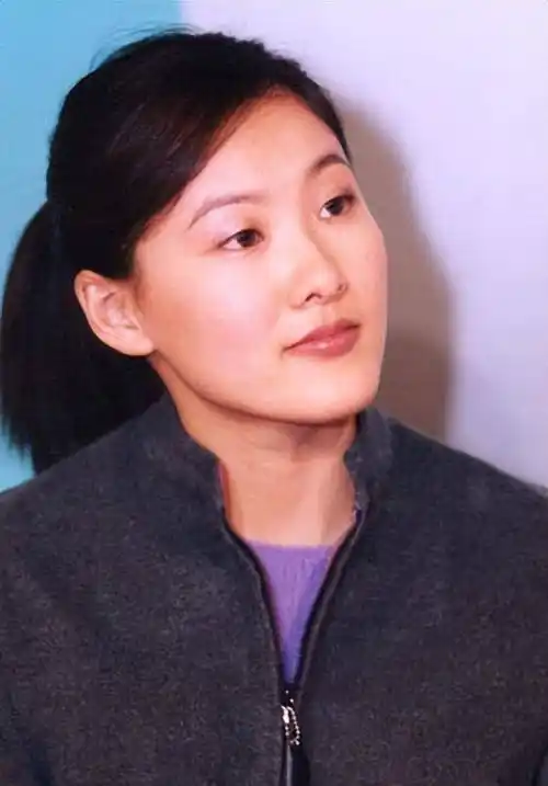 而伏明霞当时就非常漂亮,被认为是女神级别的存在.