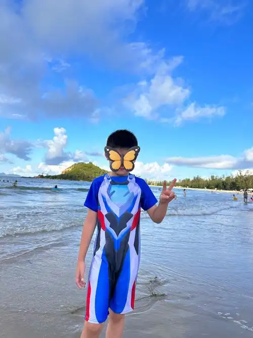 泳装男孩海边玩