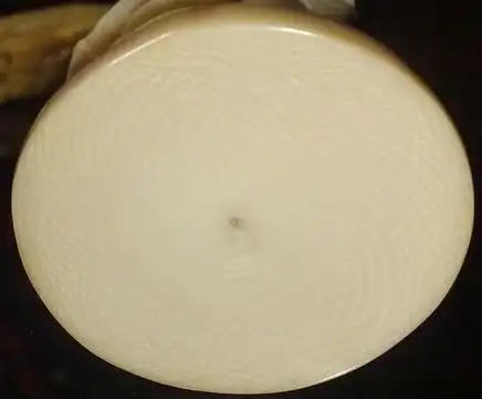 用紫光照射有蓝色萤光是象牙雕吗?什么时期的?有收藏价值吗?