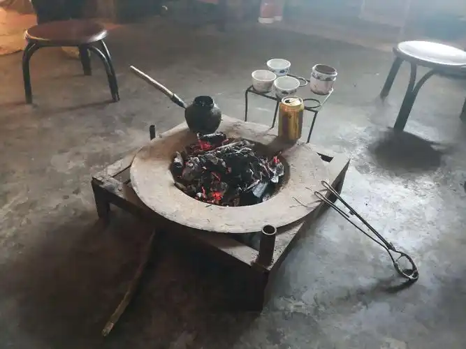 这是白倮人家中的火塘.泡茶,点蜡全靠它.
