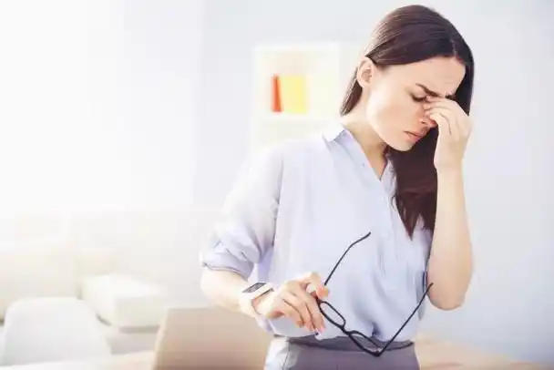 最为典型的就是"慢性疲劳综合症" 据网上调查显示,长期处于过劳状态和