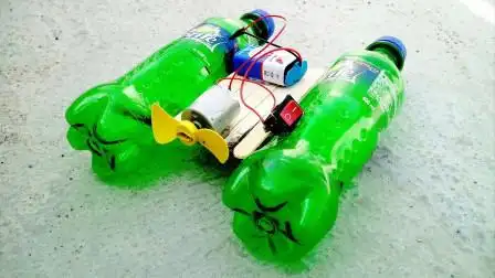 废弃塑料瓶别扔了,手工达人拿来做电动小船,这作品你给几分?