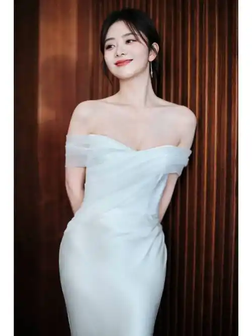 被谭松韵惊艳了!穿白色抹胸裙凸显傲人身材,换个风格差点认不出