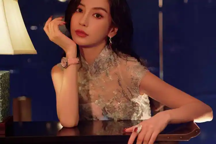 杨颖身着粉色旗袍亮相,该旗袍以中国山水画为灵感,耗时460小时手工