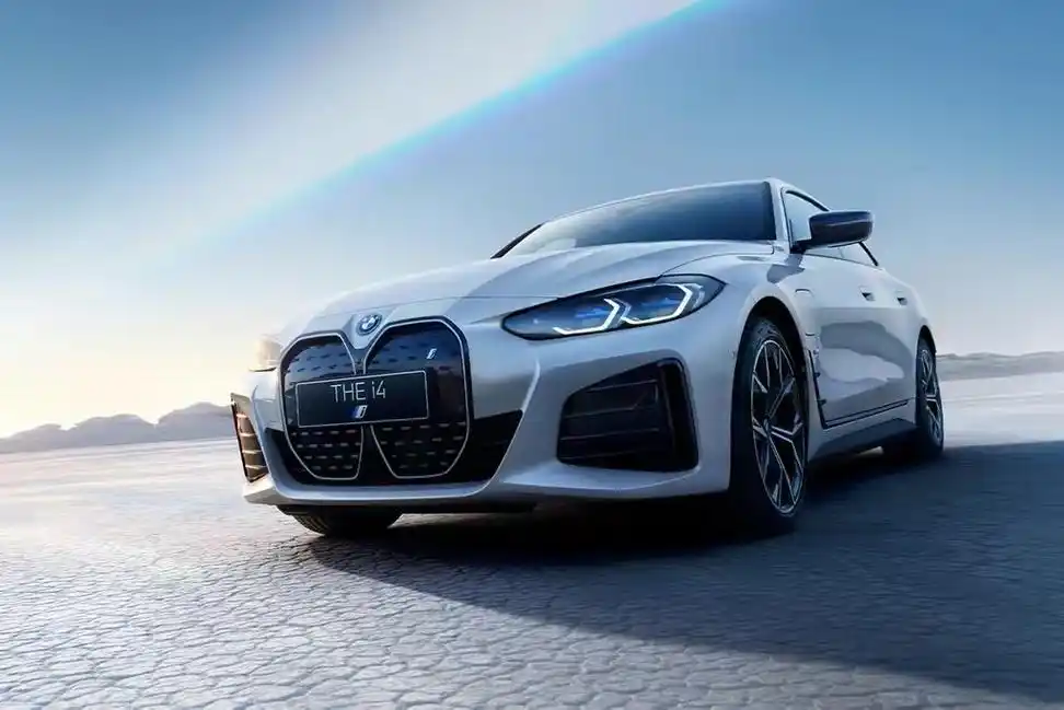 宝马i4:纯电续航560km,售价54.99万,配置丰富