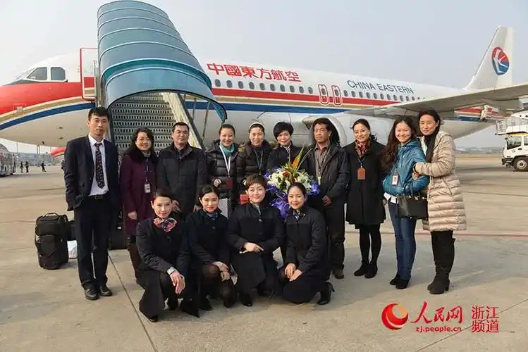 【人民网】23年飞行生涯东航浙江第一代乘务长告别蓝天