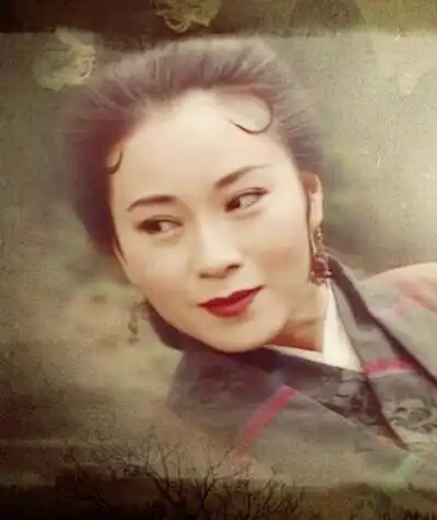 魏秋桦天然就是古典美女的标准形象,娴雅,秀美,幽静,更让人惊叹的是