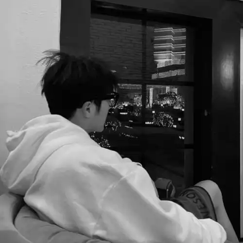 有点冷酷帅气图片帅哥头像