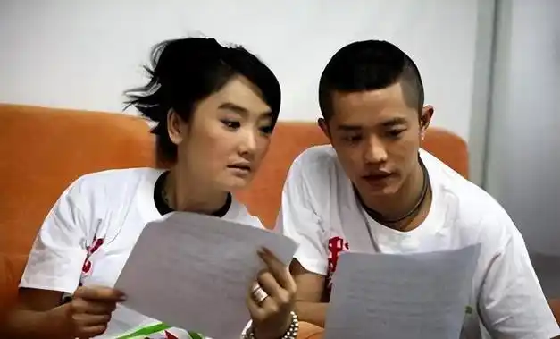 1998年"酷火"组合从天而降,组合初期玲花和曾毅俩人虽然对音乐都有着