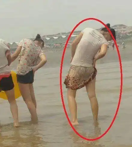这就是游泳非穿裙子的后果,真尴尬,妹子们都后悔没穿泳衣了吧!