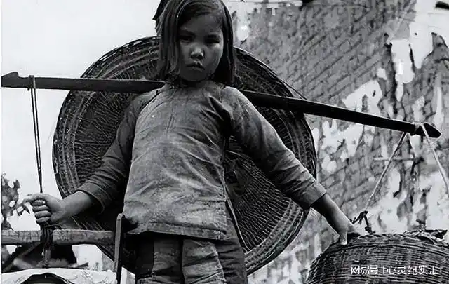 老人84岁去世生前节俭每天光吃咸菜家中角落却发现97万现金