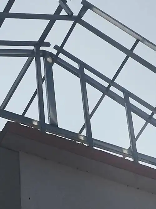 黔西南贞丰县广西房顶上焊钢棚盖瓦25一平方,围边10一平方.