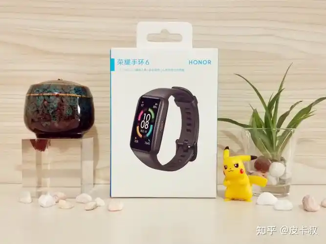 轻巧外观 ▍开启大屏手环时代荣耀手环6包装主体主要为白色和蓝色