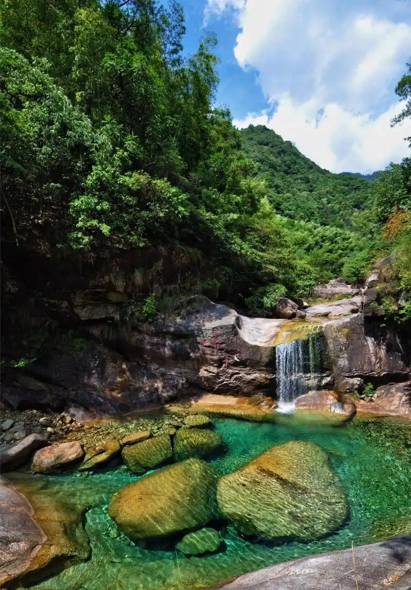 黄山翡翠谷02 位于黄山风景区南大门汤口镇山岔村, 峡谷长达6华里