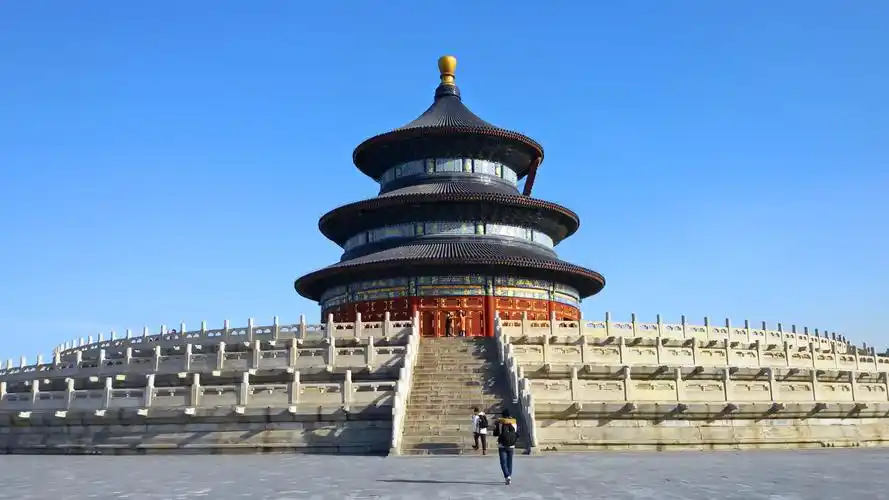 蓝天下的祈年殿发布时间:2016-08-30 冬日里蓝天下的天坛祈年殿 标签