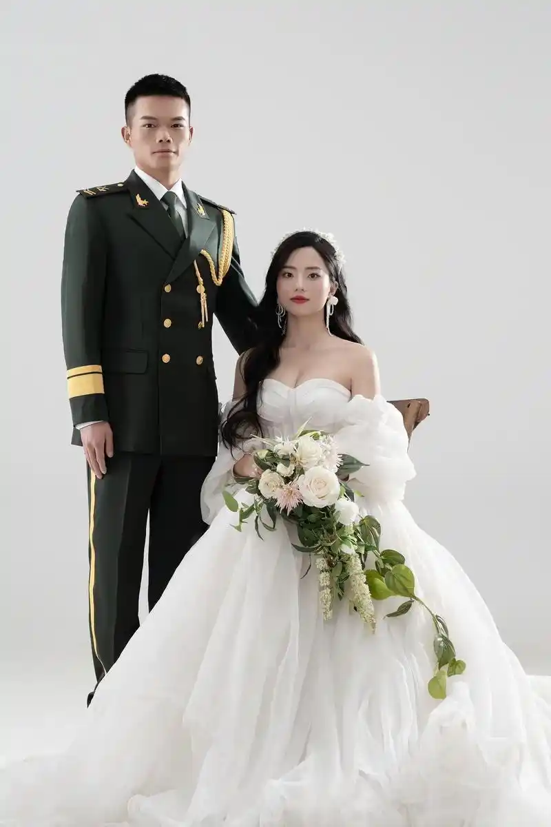 婚纱照.#我们结婚啦 #吾家有囍 #喜结良缘 #军婚婚纱照  - 抖音