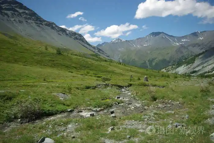 山的风景.高地, 山峰, 峡谷和山谷.山坡上的石头