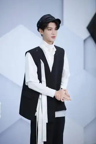 黄明昊《金曲青春》造型图再释出 找不到第二个比他更适合贝雷帽的