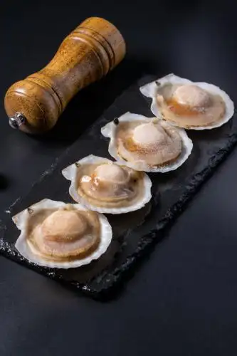 黑色石板上的扇贝 海鲜