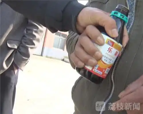 农民工欲喝农药 公司老总现场智夺药瓶!