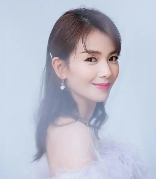 41岁刘涛美得高调!一袭香芋紫长裙优雅淑女,配上长发美翻了