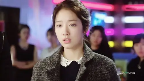 展开全部 韩剧继承者们中的车恩尚是由朴信惠出演的,这是她的一张剧照