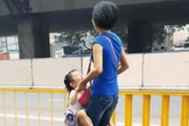 火车站五岁女儿被人贩子抱走,孩子说了一句话,人贩子惊慌失措