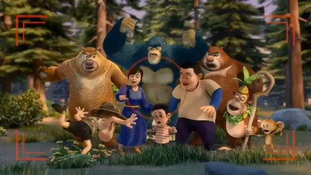 熊出没:光头强拍集体照,着急跑摔个狗啃泥!