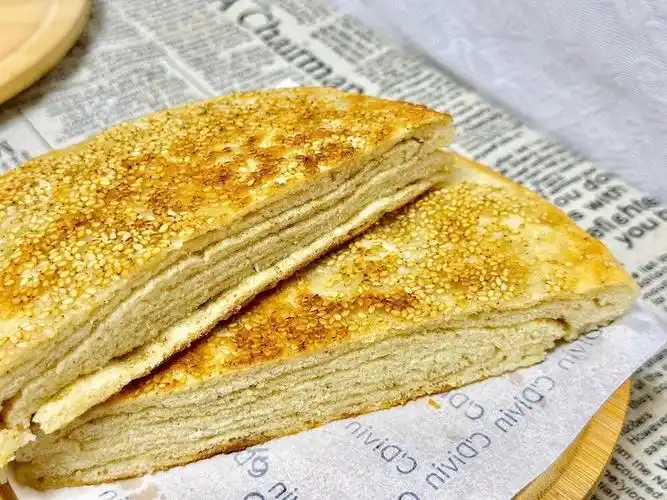 千层饼,这道源自古老食谱的传统美食,其做法虽相对简单,却蕴含着无尽